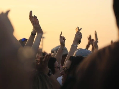 Celabración de fiesta con gente celebrando manos arriba en el aquelarre de cervera, cerca de Agramunt y Barcelona