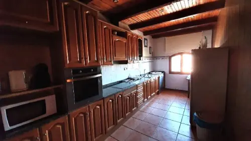 Grande cocina totalmente equipada en Cal Curpets, la casa para turimo rural cerca de Barcelona en Lleida