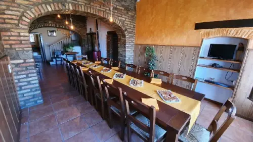 Mesa grande en comedor de la casa rural cal curpets en agramunt, lleida