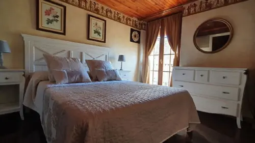 Habitación cleo de diseño rustico de la casa cal curpets de reserva yalojamiento rural a lleida, agramunt