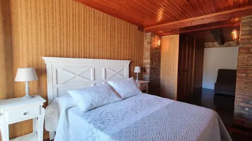 Habitación de 2 plazas con cama de diseño rústico de la casa rural Cal Curpets en Puigverd d'Agramunt