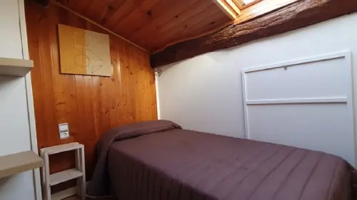 Cama individual con vistas al cielo en la casa de turismo rural en lleida Cal Curpets