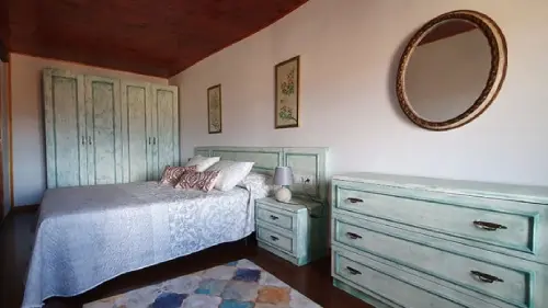 Bonita habitación de estilo rústico en la casa rural Car Curpets.