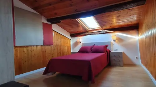 Bonita habitación de estilo rústico en la casa rural Cal Curpets.