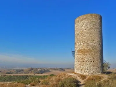 Paisaje de senderismo y ruta hacia torre de Almenara, en Agramunt