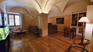 Salón amplio en casa rural grande en Lleida ideal para grupos y familias