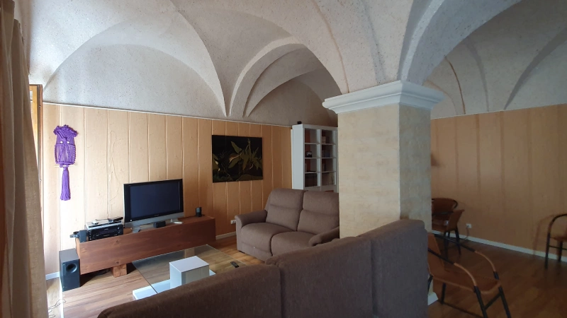 Salón amplio en casa rural grande en Lleida ideal para grupos y familias